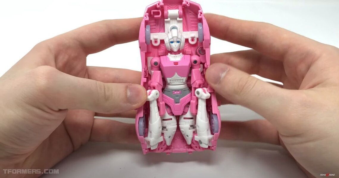 Earthrise Arcee Deluxe Class Review By PrimeVsPrime  (4 of 34)